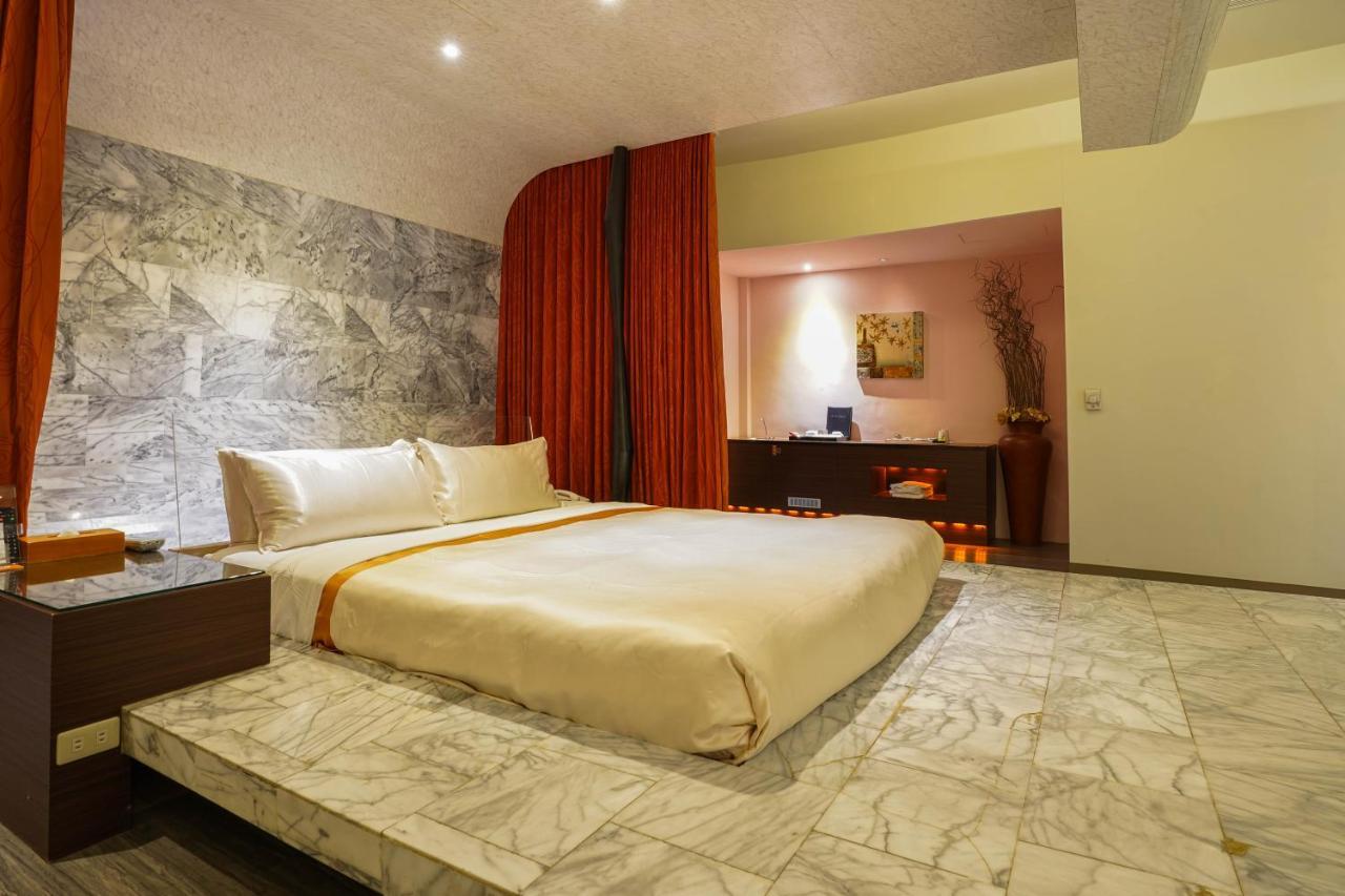 Moonlight Motel Taichung Exterior photo
