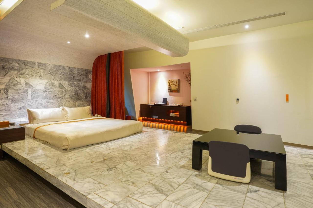 Moonlight Motel Taichung Exterior photo