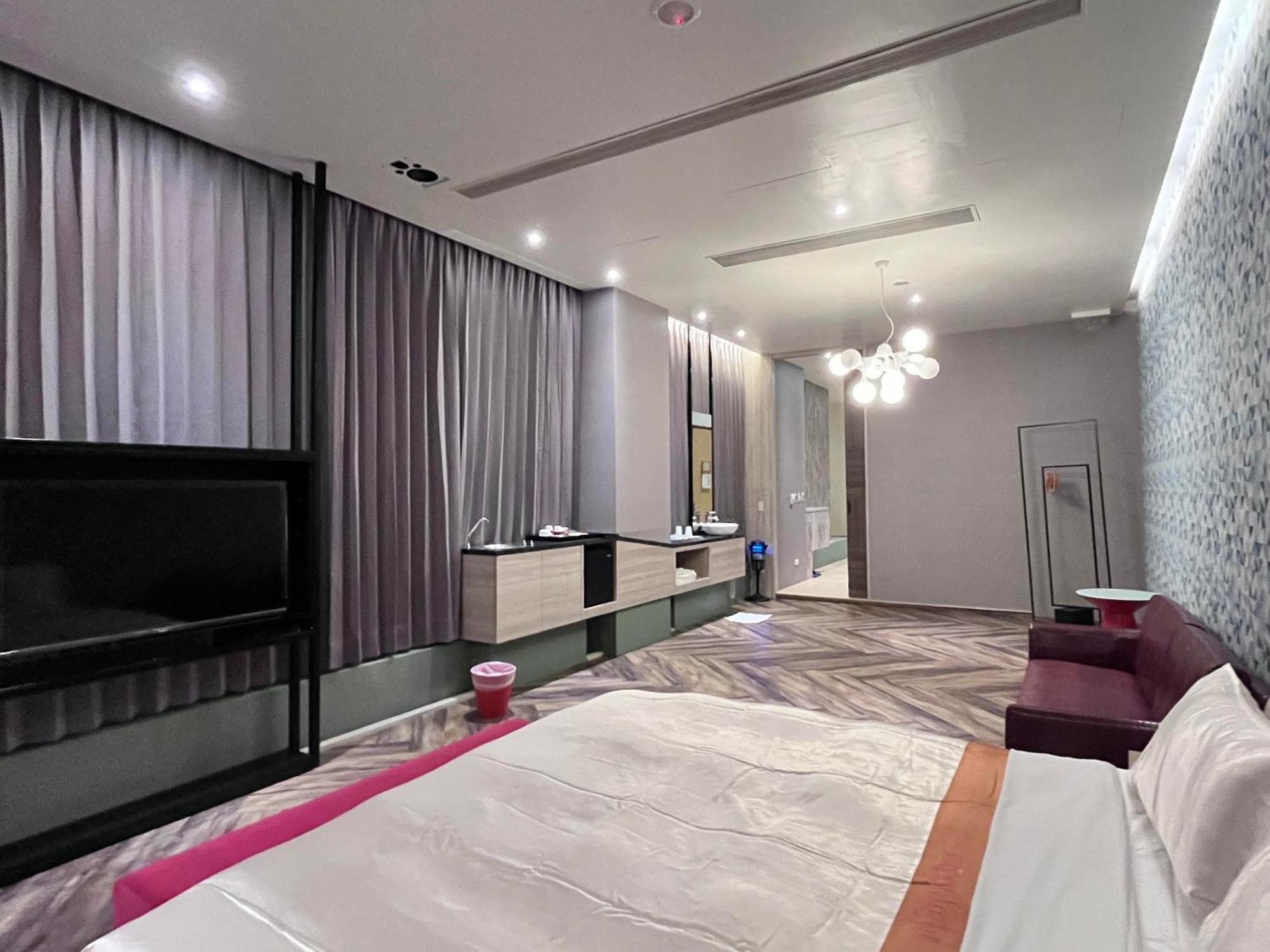 Moonlight Motel Taichung Exterior photo