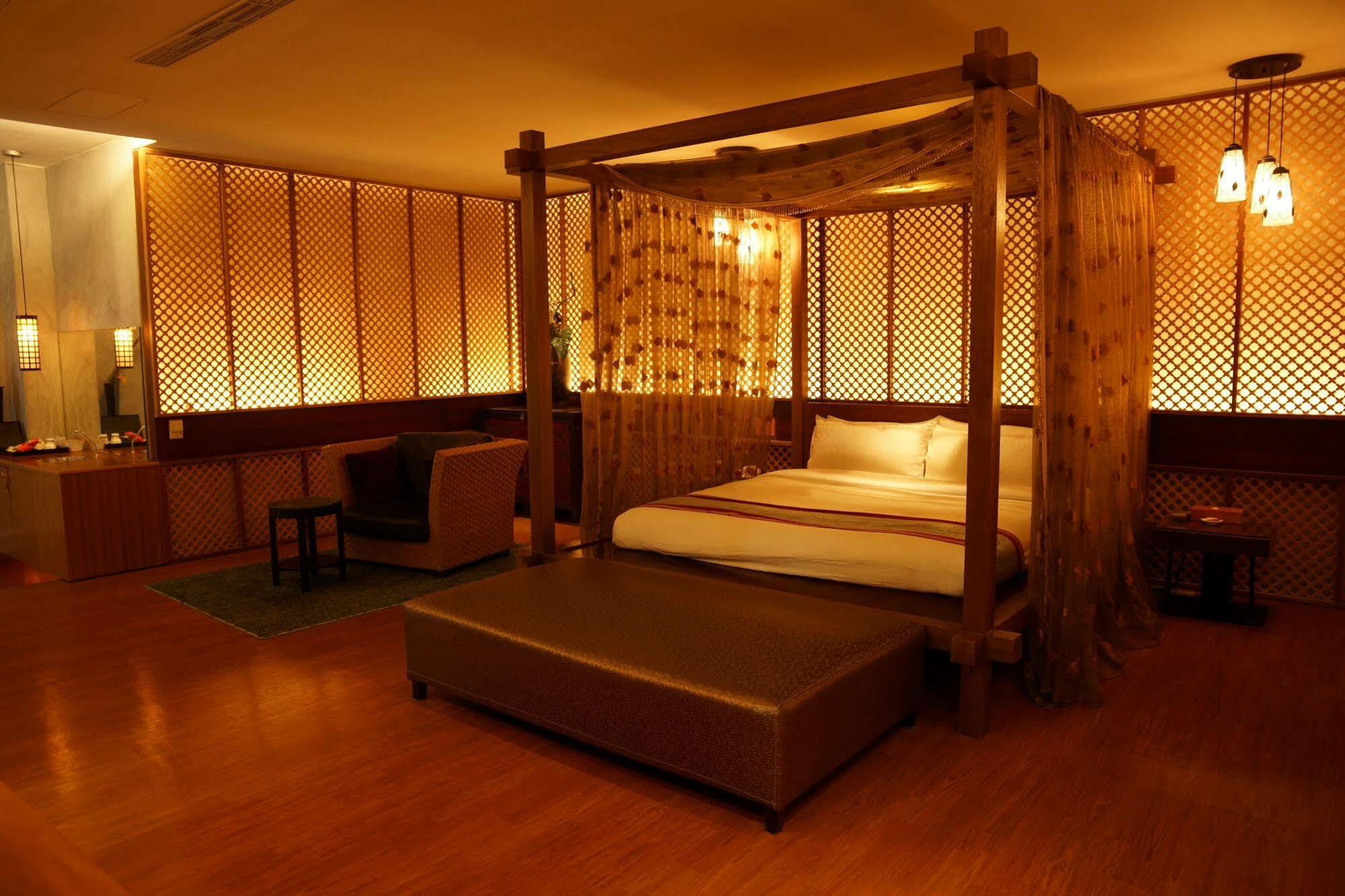 Moonlight Motel Taichung Exterior photo
